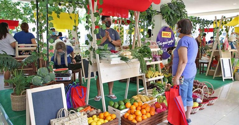 woman buying in a farmers market